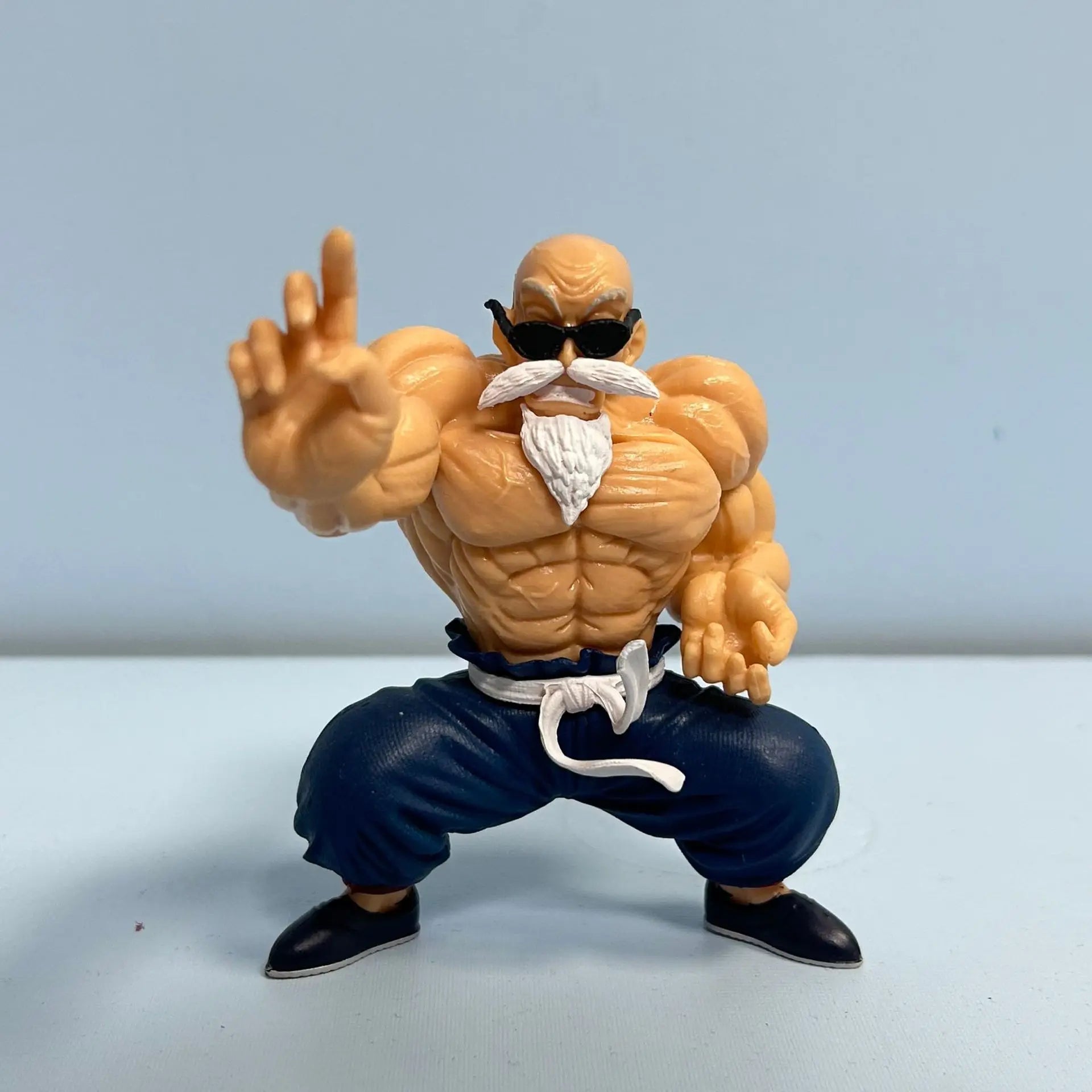 Figurine Maître Roshi et Goku Dragon Ball, posée sur socle